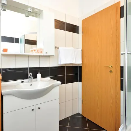 Апартаменти Gorgeous Apartment In Podstrana