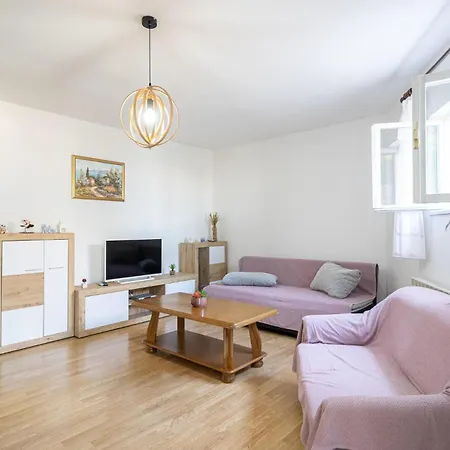 Апартаменти Gorgeous Apartment In Podstrana