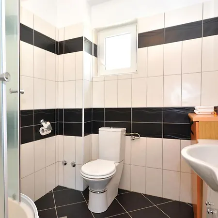 Апартаменти Gorgeous Apartment In Podstrana