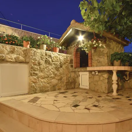 Апартаменти Gorgeous Apartment In Podstrana