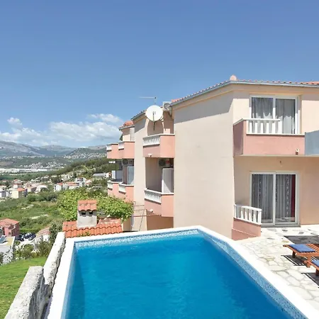 Апартаменты Three-bedroom In Подстрана