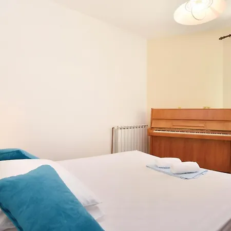 Gorgeous Apartment In Podstrana Апартаменти