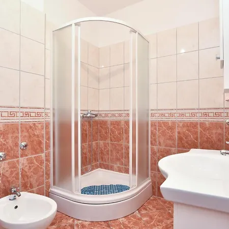 4 Bedroom Awesome In Apartamento Podstrana