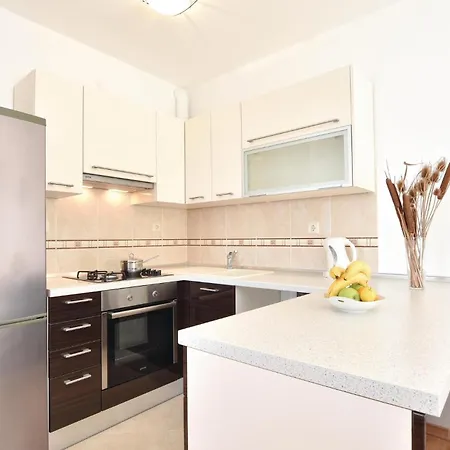 Gorgeous Apartment In Podstrana