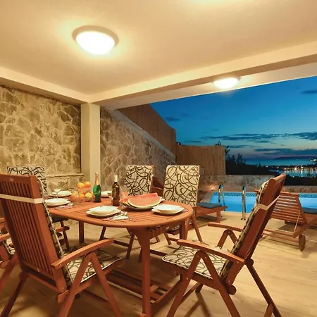 Gorgeous Apartment In Podstrana