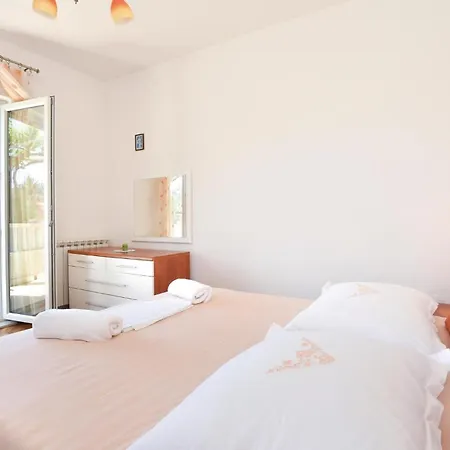 Gorgeous Apartment In Podstrana *