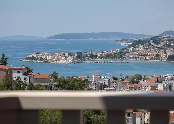 Three-bedroom In Подстрана